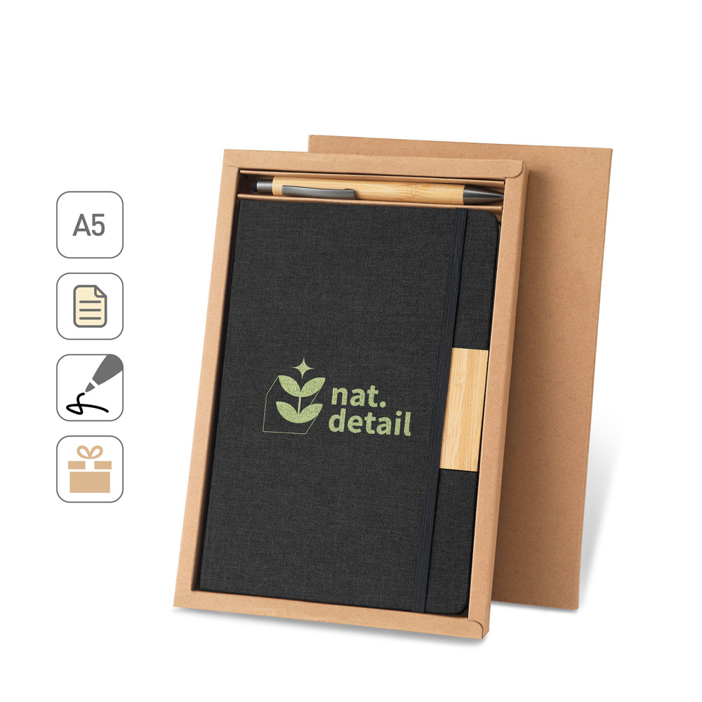 Conjunto composto por 1 caderno A5 com capa rígida e 1 caneta esferográfica em bambu